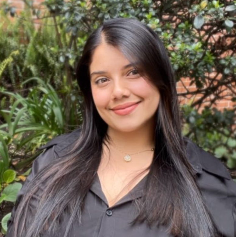 Laura Olivar, Directora Clínica de Zentia, sonriendo en un jardín con luz natural.
